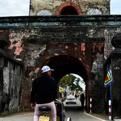 Une des portes de la citadelle lors d'une promenade en pousse-pousse...