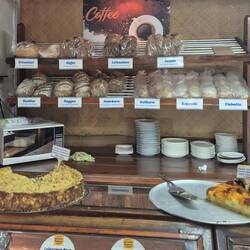 Mit guter Brot - und Kuchenauswahl