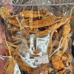 Getrocknete und in Salzlacke gewaschene Chilis die vor dem Verzehr noch frittiert werden.