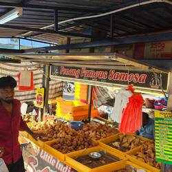 Samosa - frittierte Teigtaschen mit Füllung.