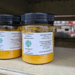 1/2 TL Tumeric Pulvergewürzmischung gemischt mit Wasser und Tee ergibt den süffigen Masala Tee.