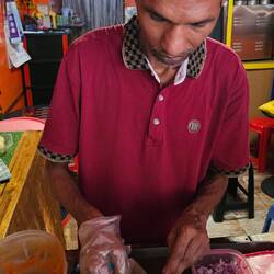 Immer schön sauber arbeiten mit den Handschuhen.