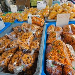 Süß, scharf und würzig schmeckende Knabbereien.