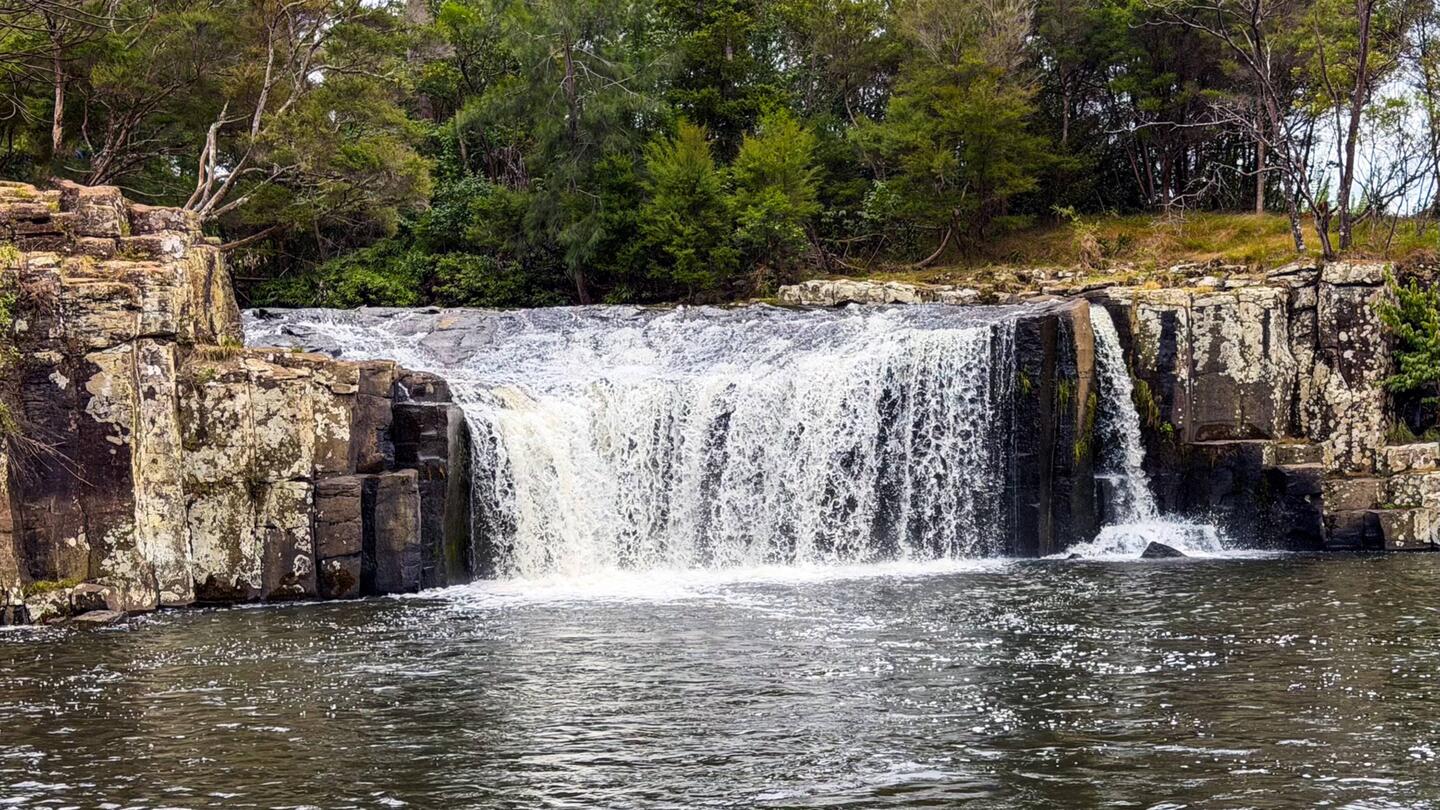 In Kerikeri gibt es etliche schöne Wasserfälle (Stephi im Glück 😊) - hier der Charlie's Rock