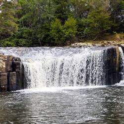 In Kerikeri gibt es etliche schöne Wasserfälle (Stephi im Glück 😊) - hier der Charlie's Rock