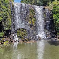 Tief versteckt im Wald der bezaubernde Te Wairere Waterfall