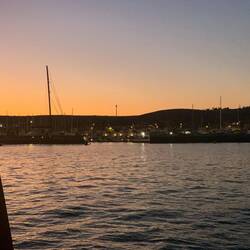 Wir ankern vor einem kleinen Hafen