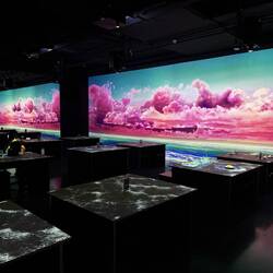 Die digitale Tee Lounge. Es wird direkt auf die Tische projiziert