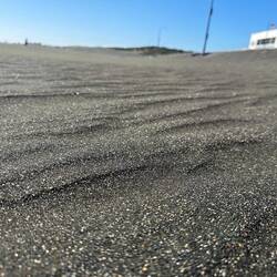 Der "schwarze" Sand bei Castlecliff