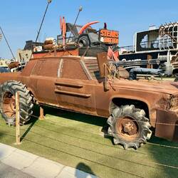 Die Schott Fahrzeuge sind echte Filmulissen aus dem Mad-Max-Film
