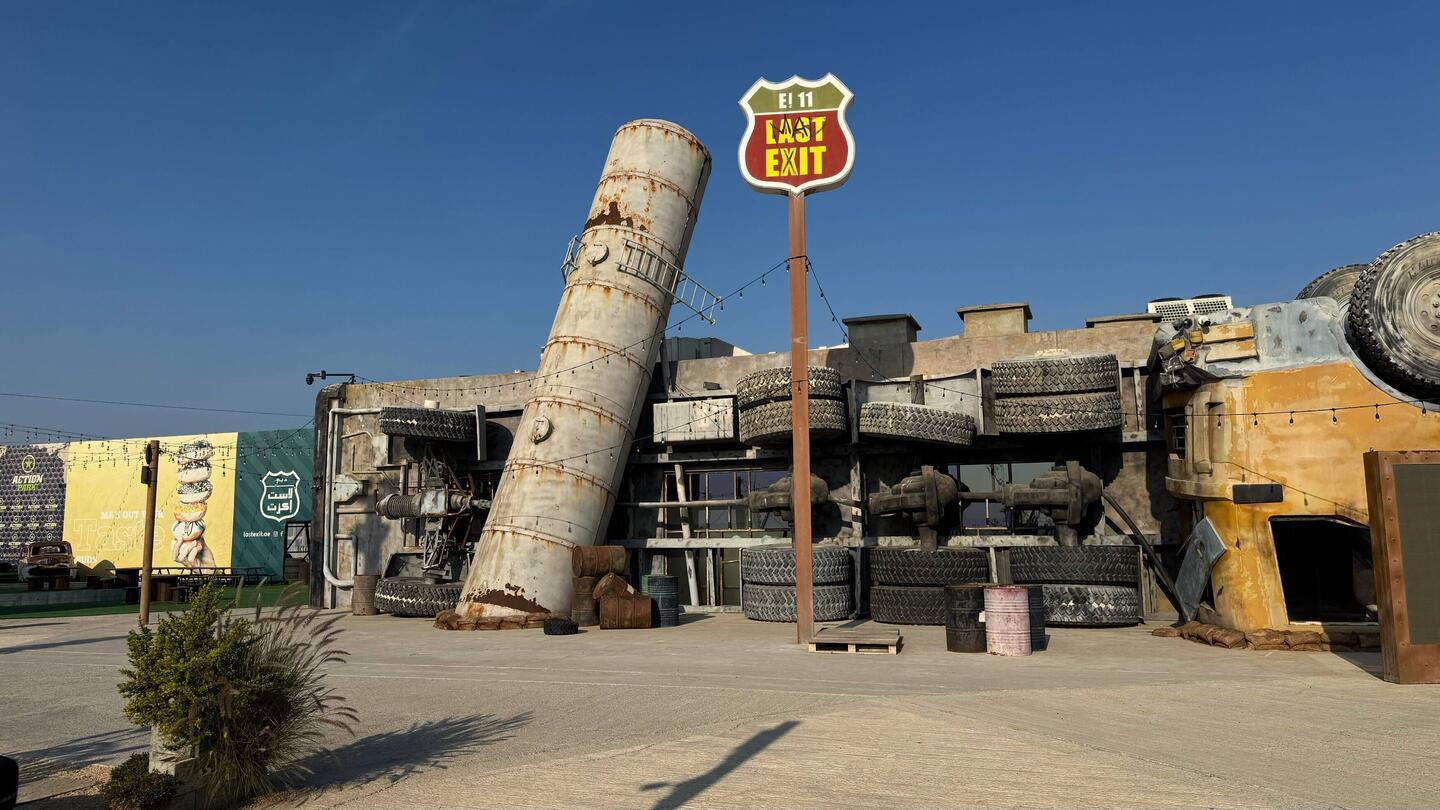 Der Eingang zum Rasthaus ist ein umgekippter LKW
