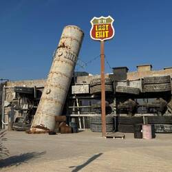 Der Eingang zum Rasthaus ist ein umgekippter LKW