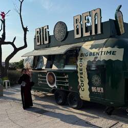 Die Raststätte besteht aus Dutzenden Food Trucks