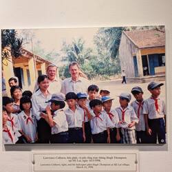 Die US Piloten die bei einem Massaker 10 Menschen gerettet haben besuchen das Dorf nach 20 Jahren