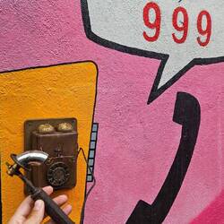 Ein echtes altes Telefon hängt an der Wand