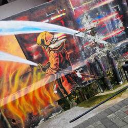 Rechts unten hängt ein echter Schlauch und Wasser läuft aus der Wand