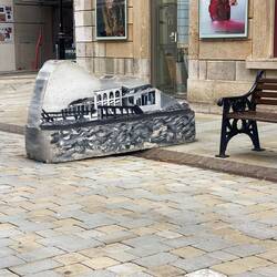 Solche Klötze in Form des Gibraltar Felsens stehen überall in der Fußgängerzone