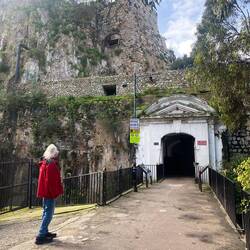 Durch den Tunnel kommt man in die Casematten. Früher warteten hier schon die frechen Affen