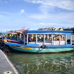 Boote auf dem Fluss Sông Thu Bồn