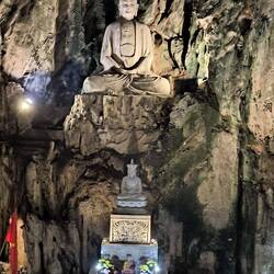 Buddha in der Huyen-Khong-Höhle