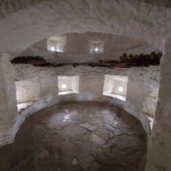 Eine Bastion, unten kleine Kanonen, oben Musketenschützen oder Pfeil und Bogen.