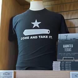 Das Motto der Texaner damals. Es ging um eine Kanone die man von den Mexikaner geliehen hatte.