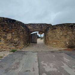 Seiteneingang wieder mit Bastion.