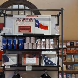 Man kann eine texanische Flagge kaufen die schon am Fahnenmast von Alamo hing 🤯