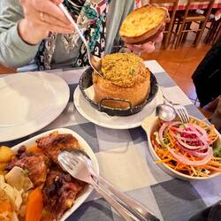 Migas de Caca: Wildtopf mit Rebhuhn, Fasan, Wildschwein, Hirsch