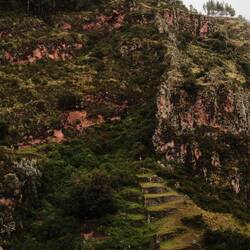 Wenn man ranzoomt, sieht man mittig links Mauern Löcher im Berg. Richtig verrückt!