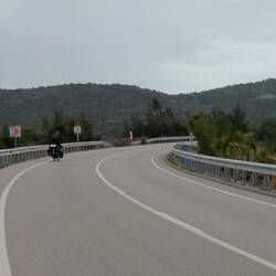 Werner radelt über den Berg, ich schiebe.