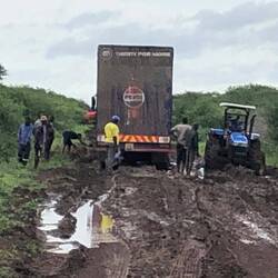Straße nach Mahenye nach Starkregen