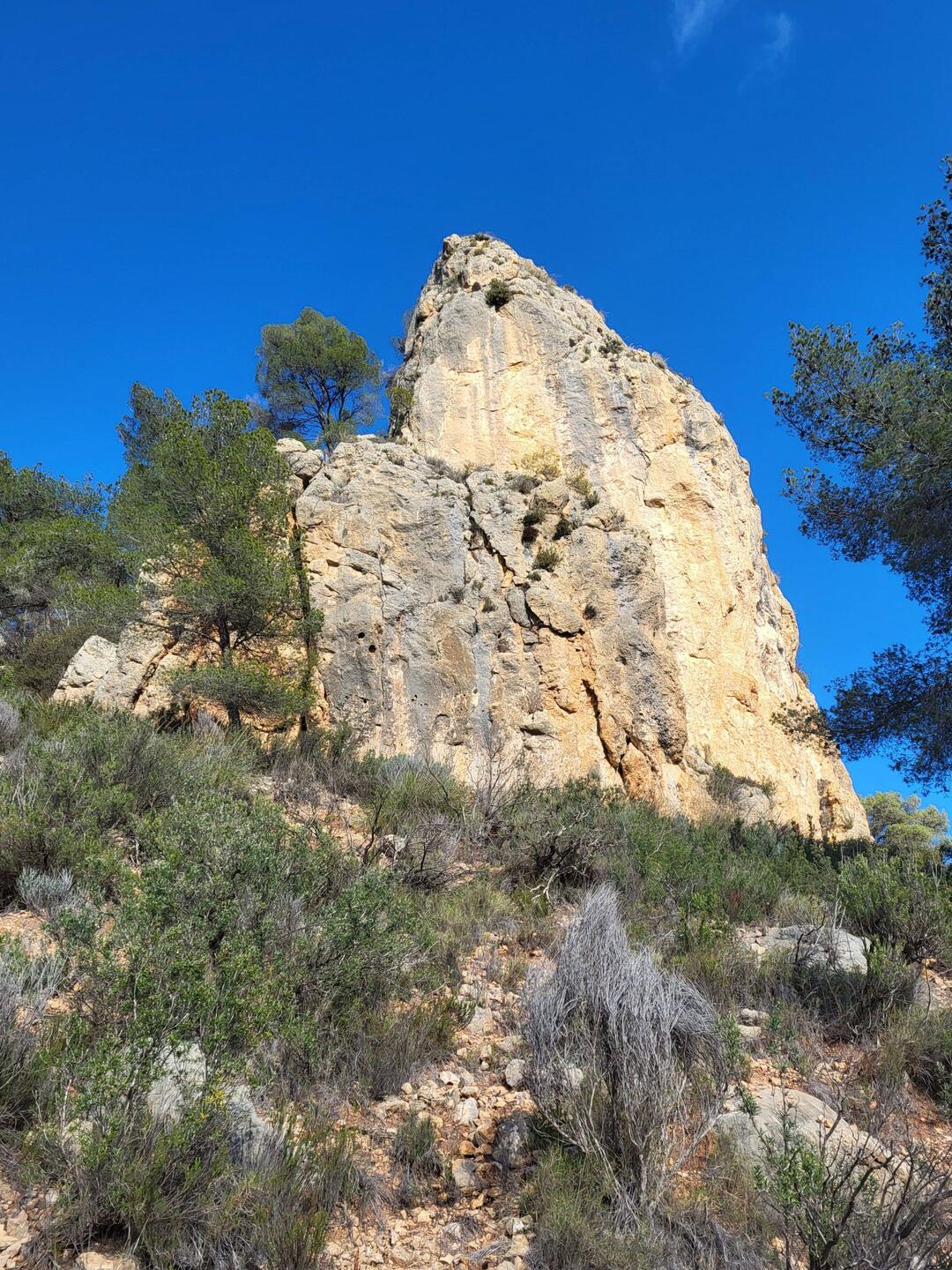 Immer wieder entlang von Kletterfelsen.