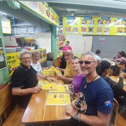 Mitten in der Markthalle - sehr beengt - aber lecker gegessen