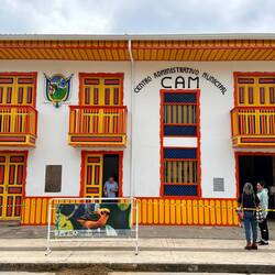 Auch das Rathaus schön bunt