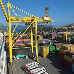 Diesmal liegen wir in einem Industriehafen ziemlich entfernt vom Stadtzentrum