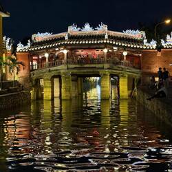 Die japanische Brücke sieht mit Beleuchtung noch schöner aus