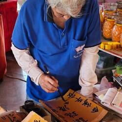 Beschriften der zum Kauf angebotenen Dachziegel.