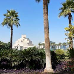 am Museum für Islamische Kunst متحف الفن الإسلامي vorbei