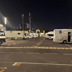 Wenn nachts alle Autos wieder verschwunden sind, dann bleiben nur noch die WoMo's (07:16 Uhr)