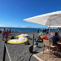 Direkt neben der Beach Bar landen die Paragleiter herein.