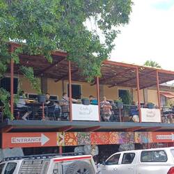 ein Handwerkerladen mit Bistrot - in schweizer Hand