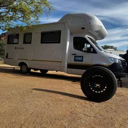 Radwechsel unterwegs (nicht unser Auto 😁)