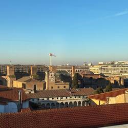 Widok z restauracji hotelowej, łaźnie w tle