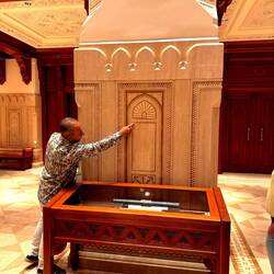 Adel erläutert uns die reiche Ornamentik des Opernhauses