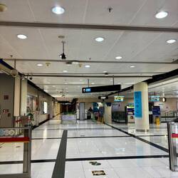 Een leeg metrostation (bij elk station ook weer beveiliging met xray en al)