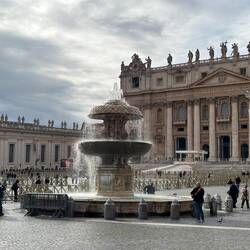 Blaski i cienie na placu Św Piotra