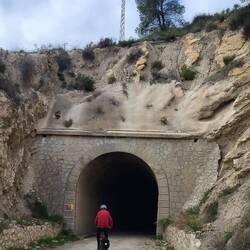 Wir fahren durch vier unbeleuchtete Tunnel.