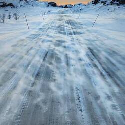 Schnee fegt über die Straße