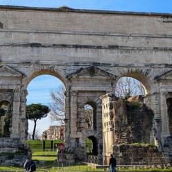 Antyczna brama w środku miasta